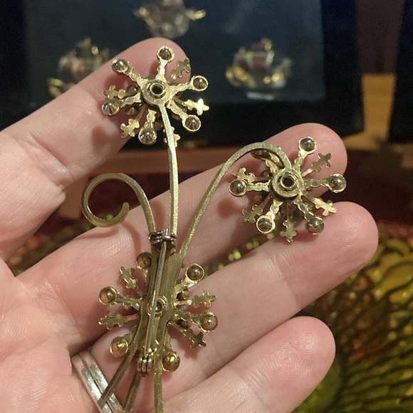 1960s gold tone rhinestone flower bouquet. - Picture 3 of 6